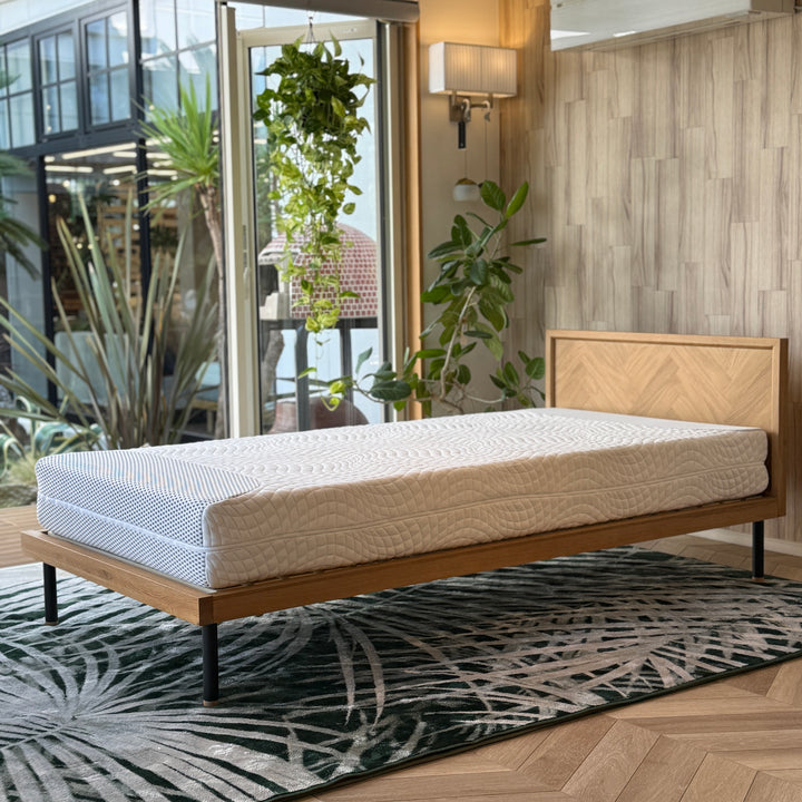 テッドベッドジャパンのマットレス「ボディゾーン」のフレームとセットになった全体画像。高反発のウレタンマットレスです。