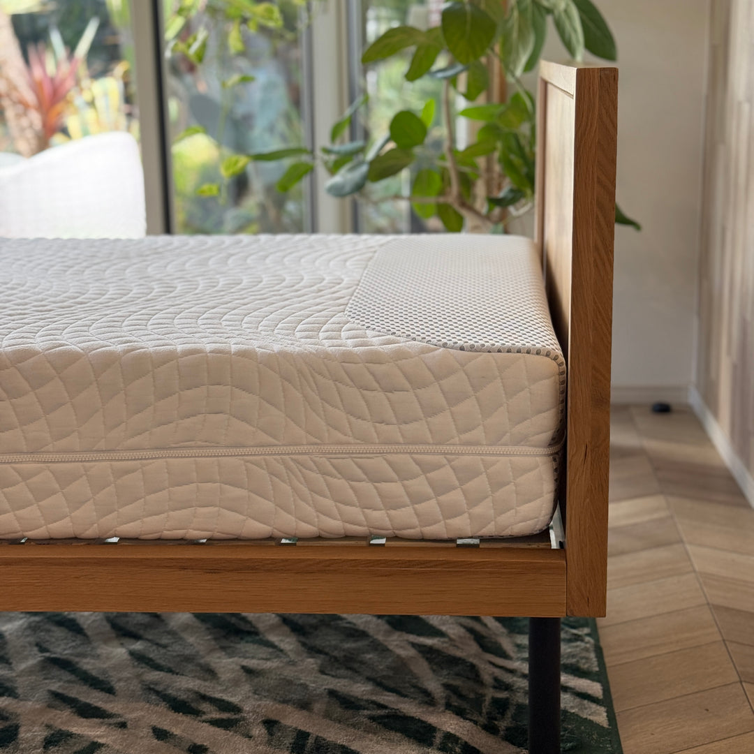 テッドベッドジャパンのマットレス「ボディゾーン」のフレームとセットになった画像。高反発のウレタンマットレスです。