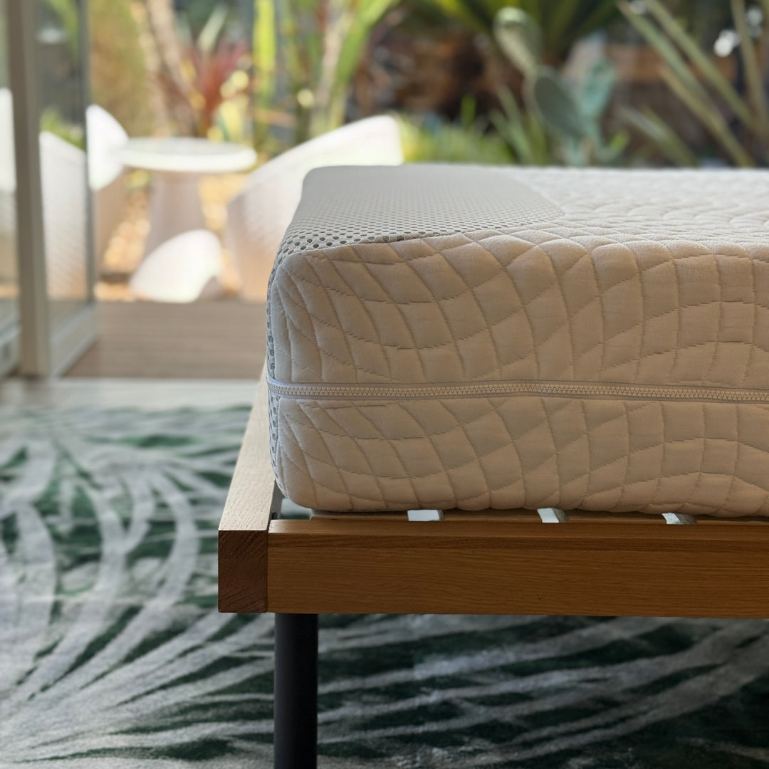 テッドベッドジャパンのマットレス「ボディゾーン」を横から撮った画像。高反発のウレタンマットレスです。