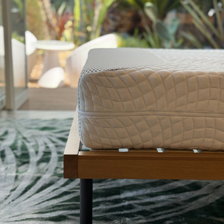 テッドベッドジャパンのマットレス「ボディゾーン」を横から撮った画像。高反発のウレタンマットレスです。