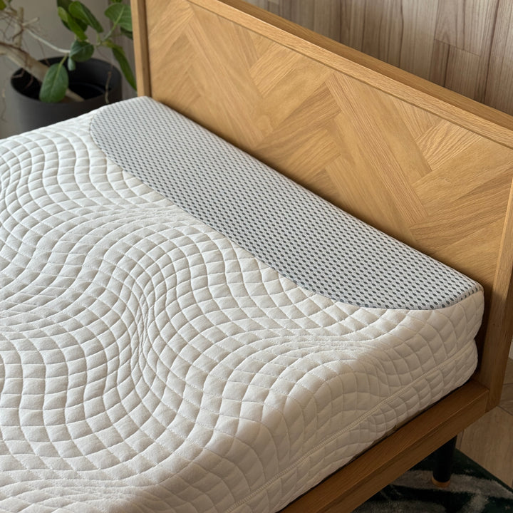 テッドベッドジャパンのマットレス「ボディゾーン」のフレームとセットになった画像。高反発のウレタンマットレスです。