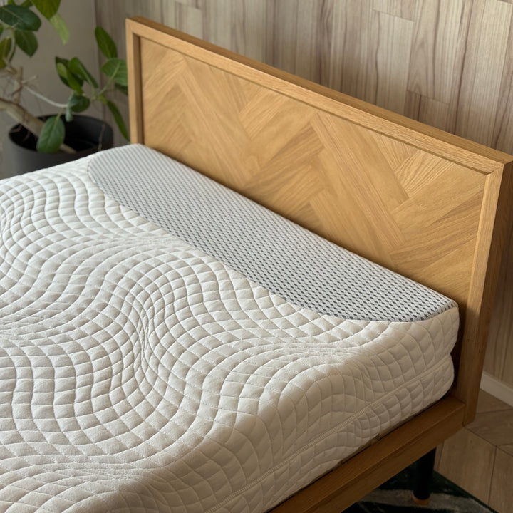 テッドベッドジャパンのマットレス「ボディゾーン」のフレームとセットになった画像。高反発のウレタンマットレスです。