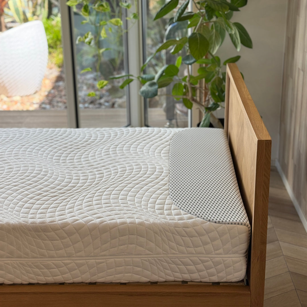 テッドベッドジャパンのマットレス「ボディゾーン」のフレームとセットになった画像。高反発のウレタンマットレスです。