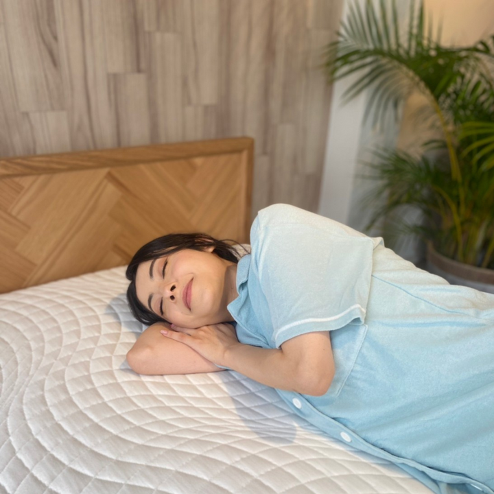 テッドベッドジャパンのマットレス「ボディゾーン」の女性の使用画像です。女性におすすめの高反発のウレタンマットレスです。